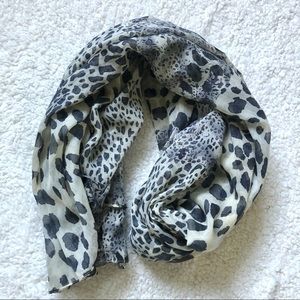 Francesca’s Leopard Print Scarf 🐆